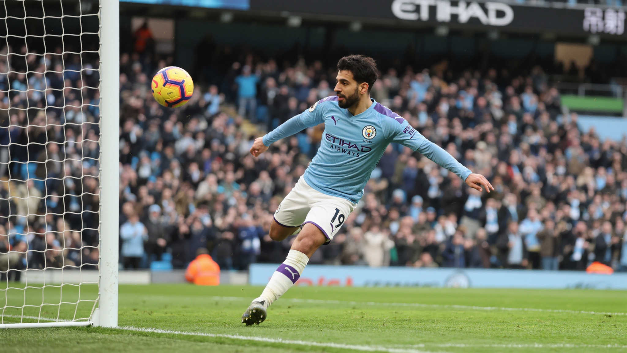 在足球比赛中，精彩的进球总能引起观众席上一片沸腾。